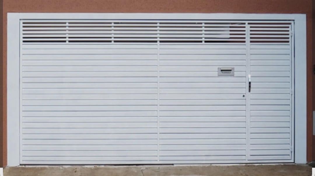 Portão de correr garagem de alumínio Lambril com porta social